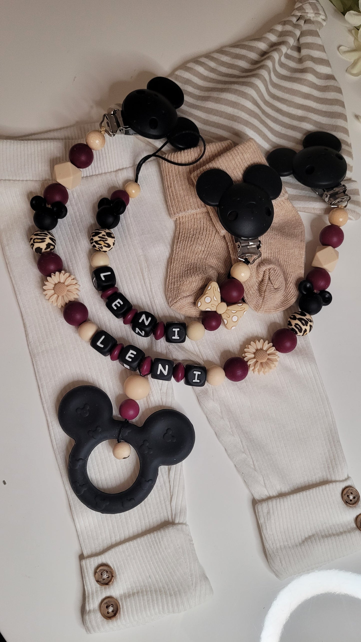 Schnullerkette weinrot creme beige silikon mit namen kinderwagenkette weinrot creme mausanhänger personalisiert schwarze Silikonbuchstaben beissring