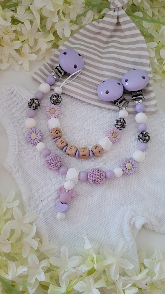 Set Schnullerkette mit Namen fliederfarbene weisse Silikonperlen mit fliederfarbenen Gänseblümchenperlen aus Silikon. Kinderwagenkette flieder weisse Slikonperlen Maus Gänseblümchen flieder Silikon Herz lila aus Holz und Häkelperlen