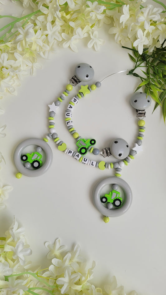 Set Schnullerkette mit Namen Kinderwagenkette mit Namen gruener Traktor hellgruene, weisse und graue Holzperlen Holzsterne Holzherzen graue Befestigungsclips