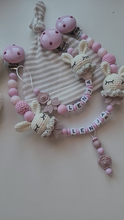 Kinderwagenkette & Schnullerkette mit Namen Hasen gehäkelt & Blumen rose