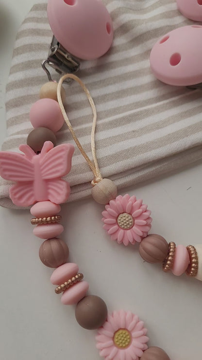 Kinderwagenkette & Schnullerkette mit Namen Schmetterling & Blumen apricot braun