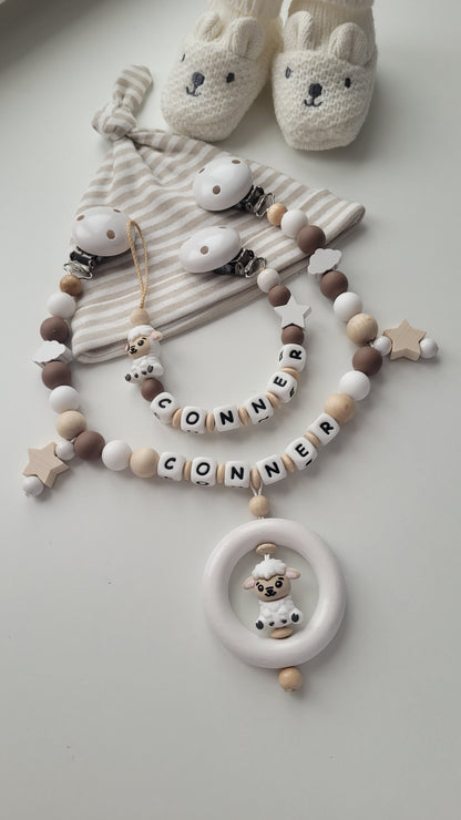 Schnullerkette Kinderwagenkette & Beissring mit Namen Schäfchen Sterne & Wolken beige braun weiß