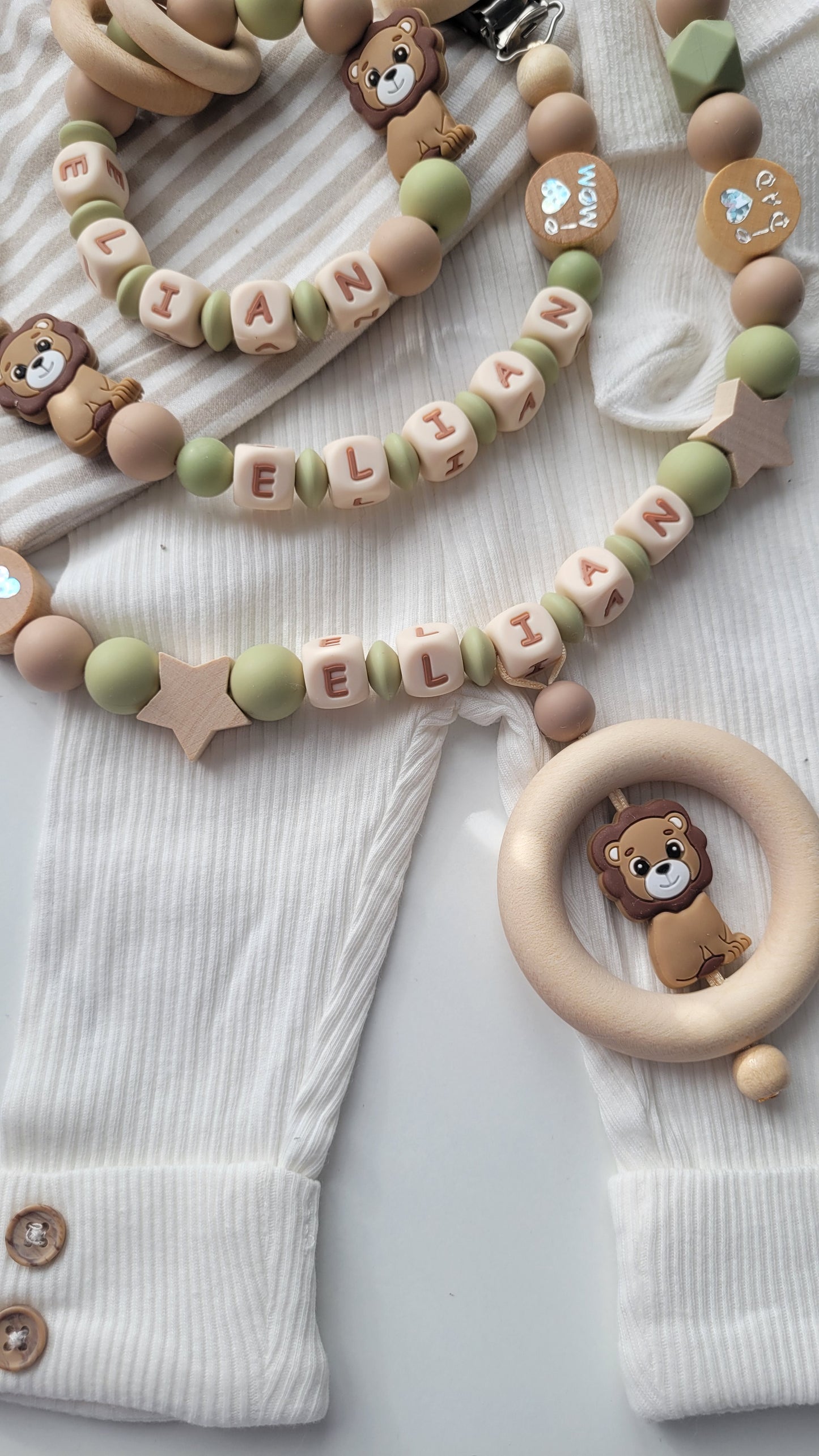 3er Set Schnullerkette Kinderwagenkette & Greifring mit Namen Löwe & i love Mom und Dad salbei beige