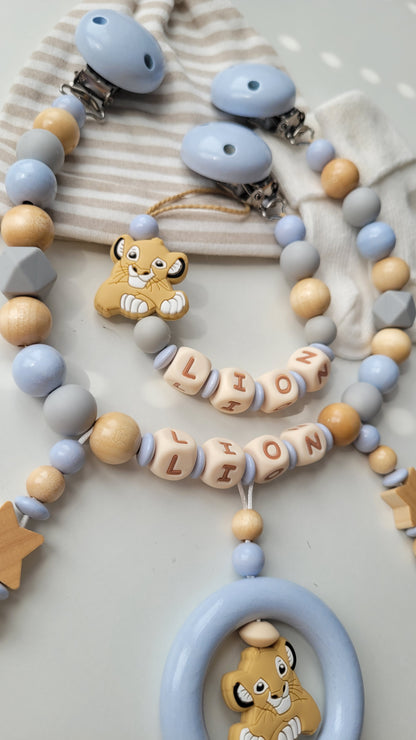 Kinderwagenkette & Schnullerkette mit Namen Löwen & Sterne blau beige