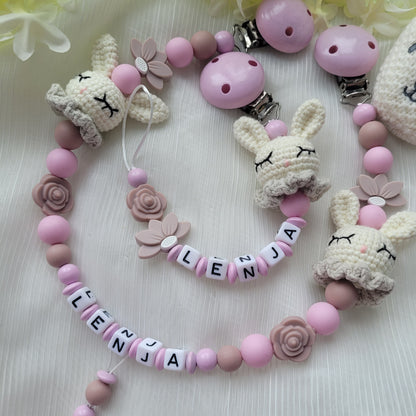 Kinderwagenkette & Schnullerkette mit Namen Hasen gehäkelt & Blumen rose