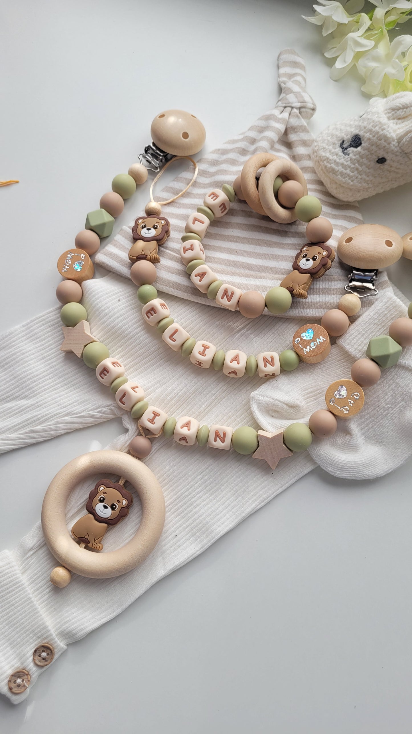 3er Set Schnullerkette Kinderwagenkette & Greifring mit Namen Löwe & i love Mom und Dad salbei beige