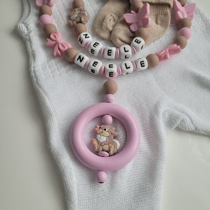 Kinderwagenkette & Schnullerkette mit Namen Hase Schmetterling rosa taupe