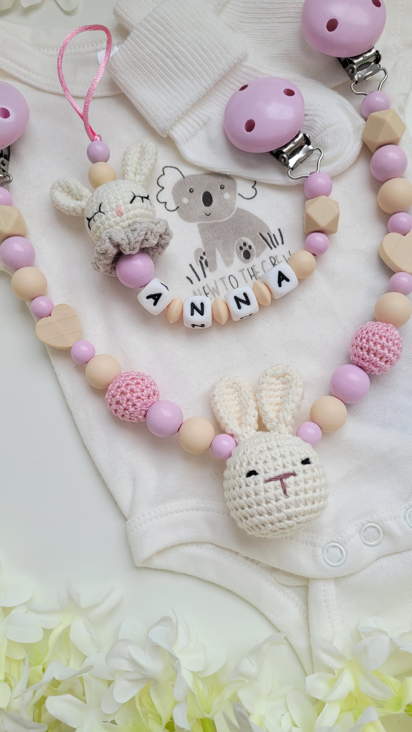 Kinderwagenkette & Schnullerkette mit Namen Hase rosa beige