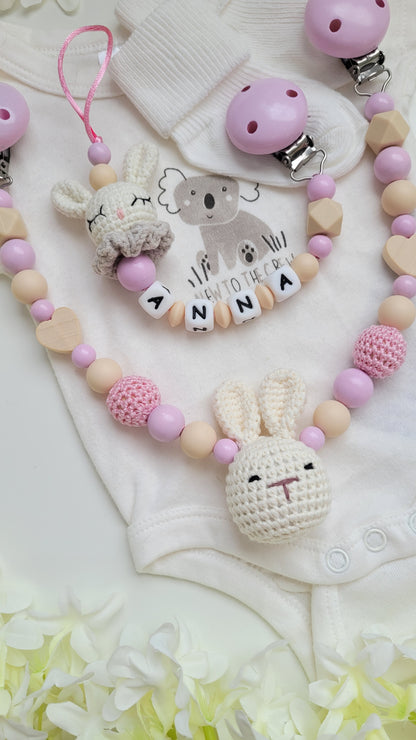Kinderwagenkette & Schnullerkette mit Namen Hase rosa beige