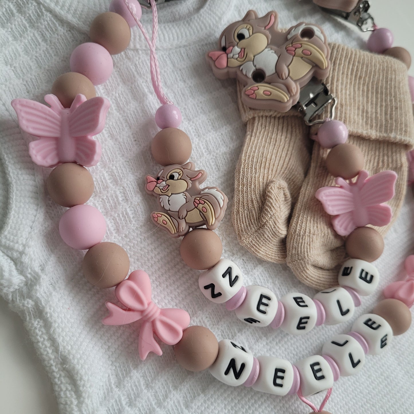 Kinderwagenkette & Schnullerkette mit Namen Hase Schmetterling rosa taupe