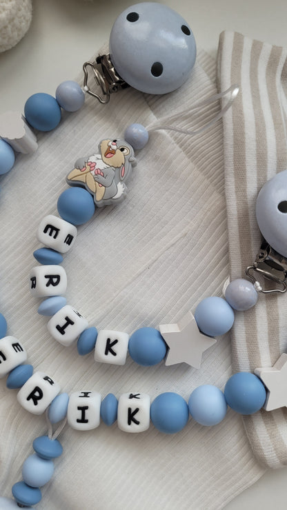 Kinderwagenkette & Schnullerkette mit Namen Hase Sterne Wolken blau