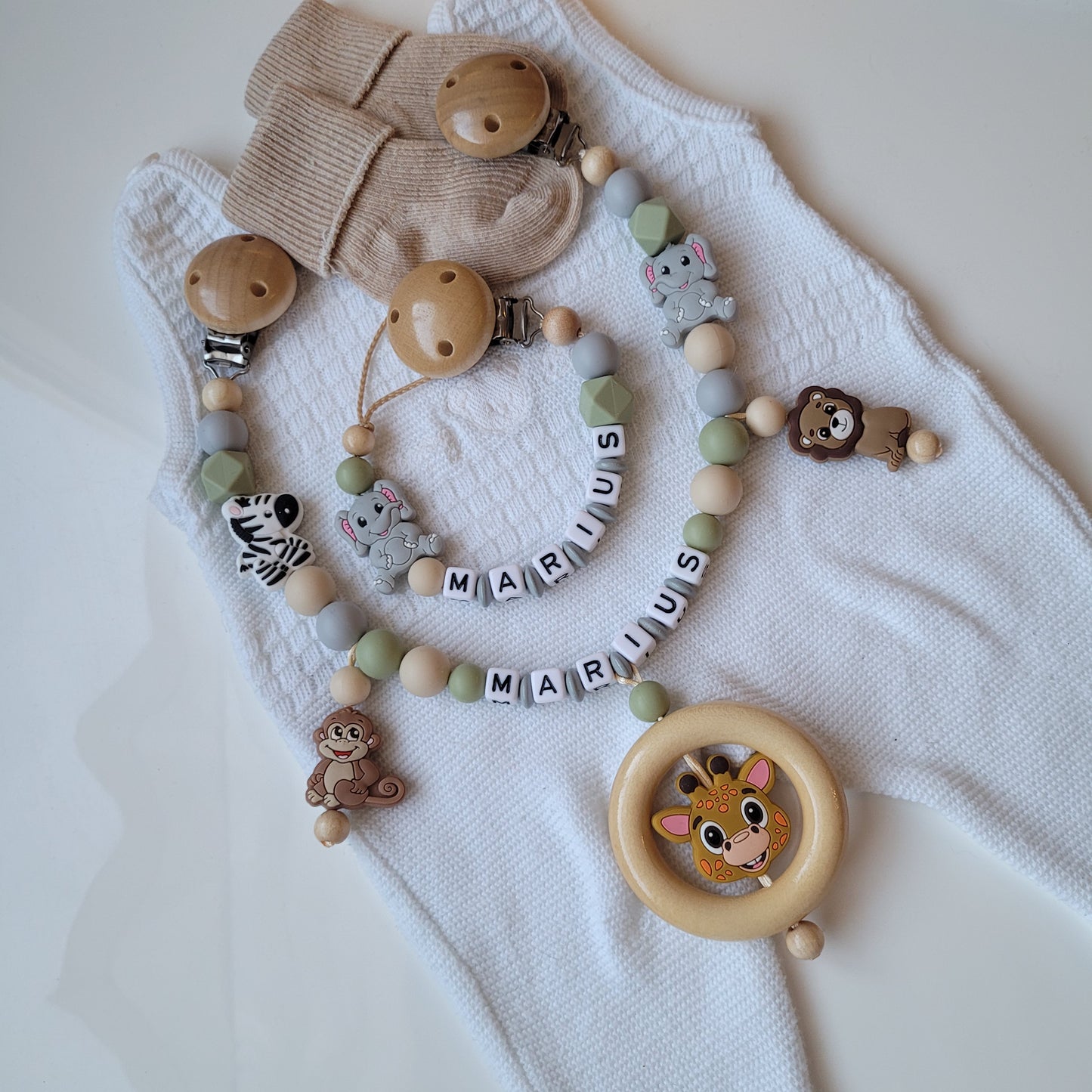 Kinderwagenkette & Schnullerkette mit Namen Safari beige grün