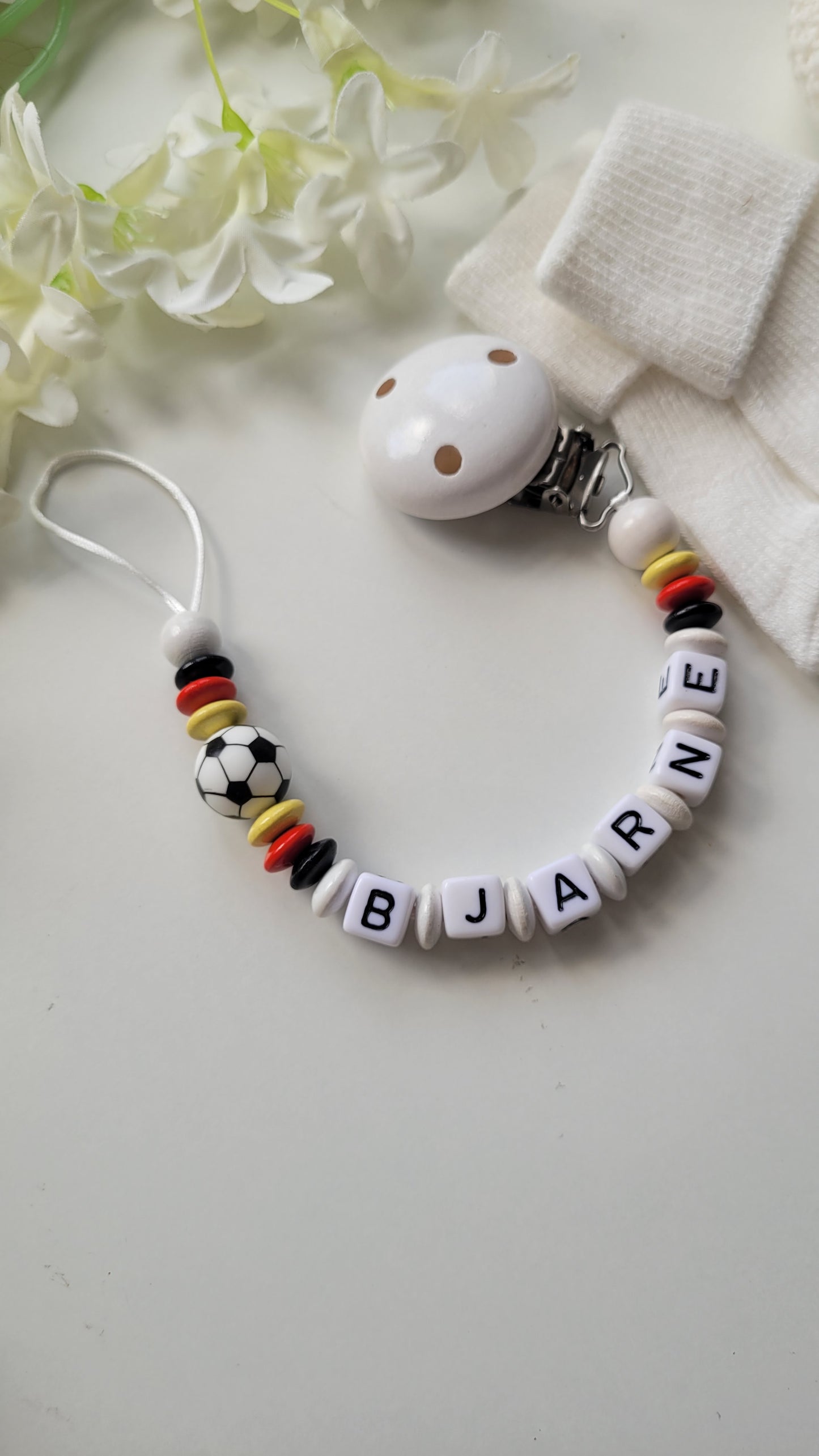 Schnullerkette mit Namen Fussball schwarz rot gelb