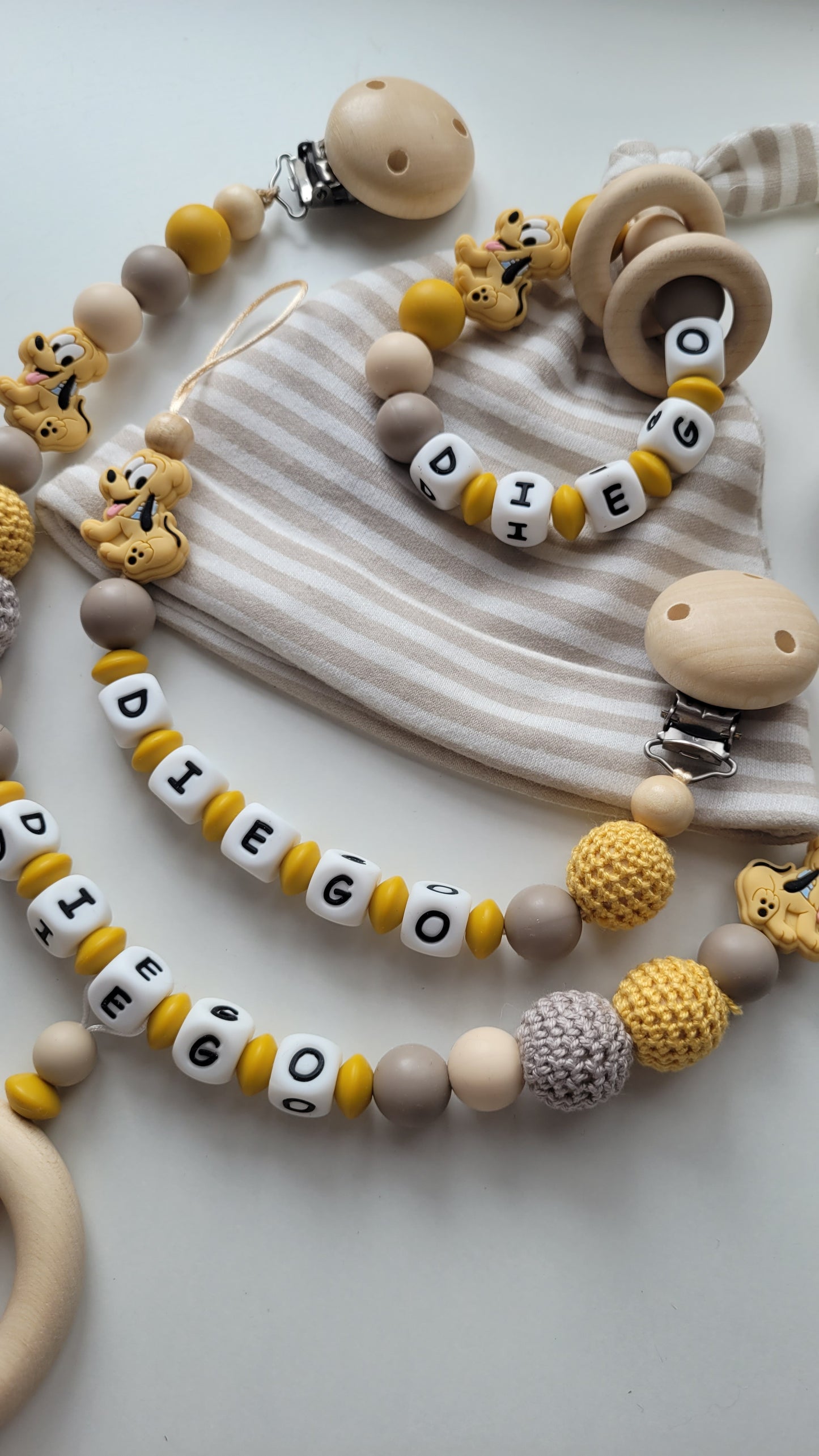 Schnullerkette Kinderwagenkette & Beissring mit Namen Hund beige graubraun gelb