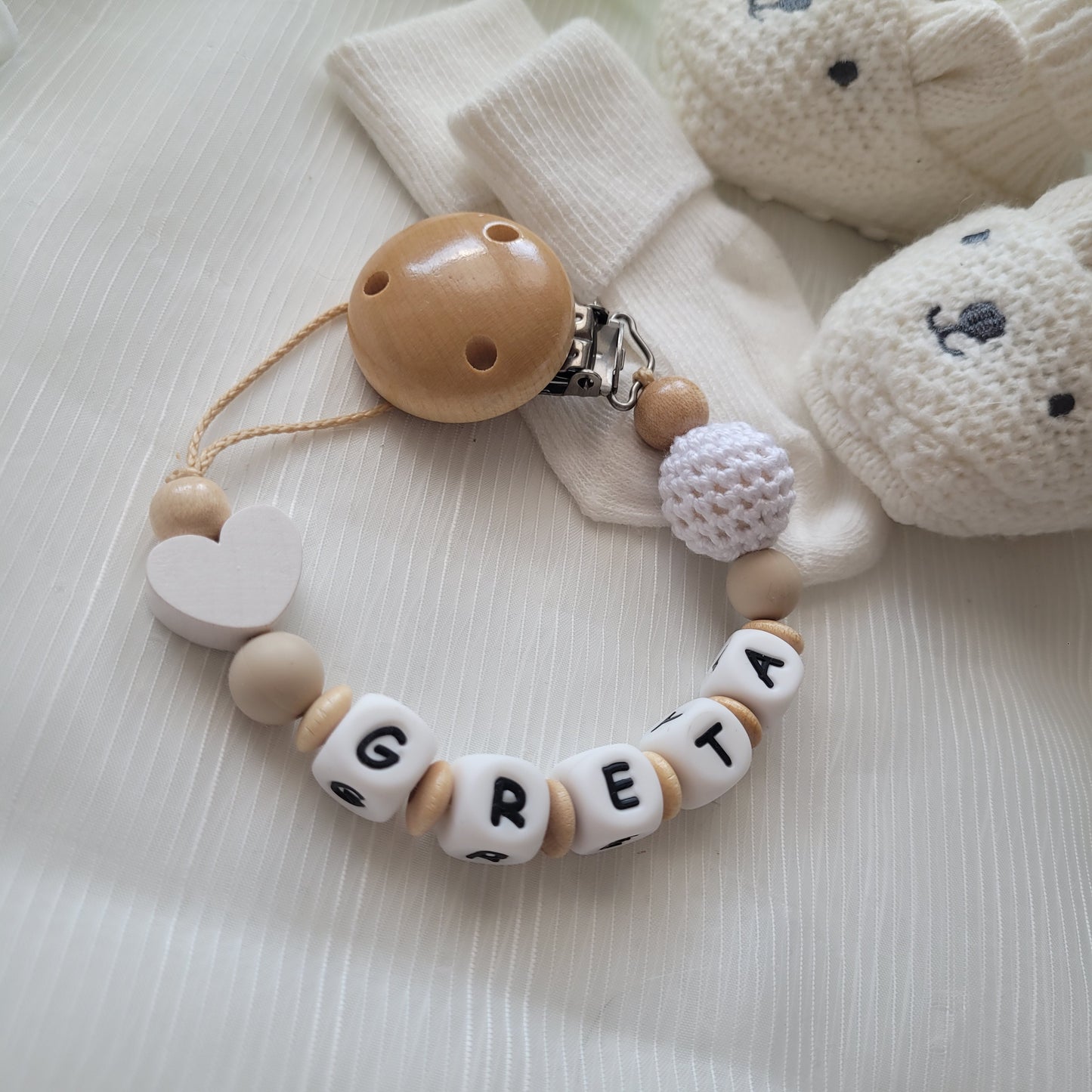 Schnullerkette mit Namen für Mädchen und Jungen Herz & Häkelperle weiss holz