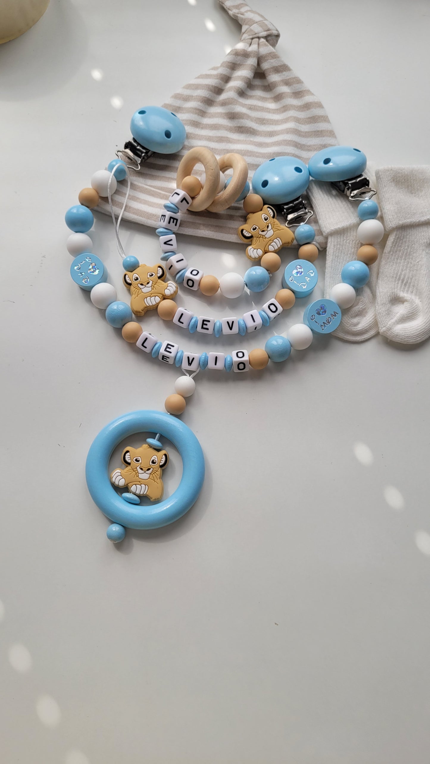 3tlg. Set Schnullerkette Kinderwagenkette & Beissring mit Namen Löwe & i love Mom und Dad blau weiss beige