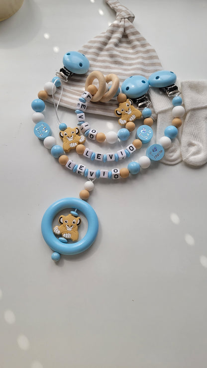 3tlg. Set Schnullerkette Kinderwagenkette & Beissring mit Namen Löwe & i love Mom und Dad blau weiss beige