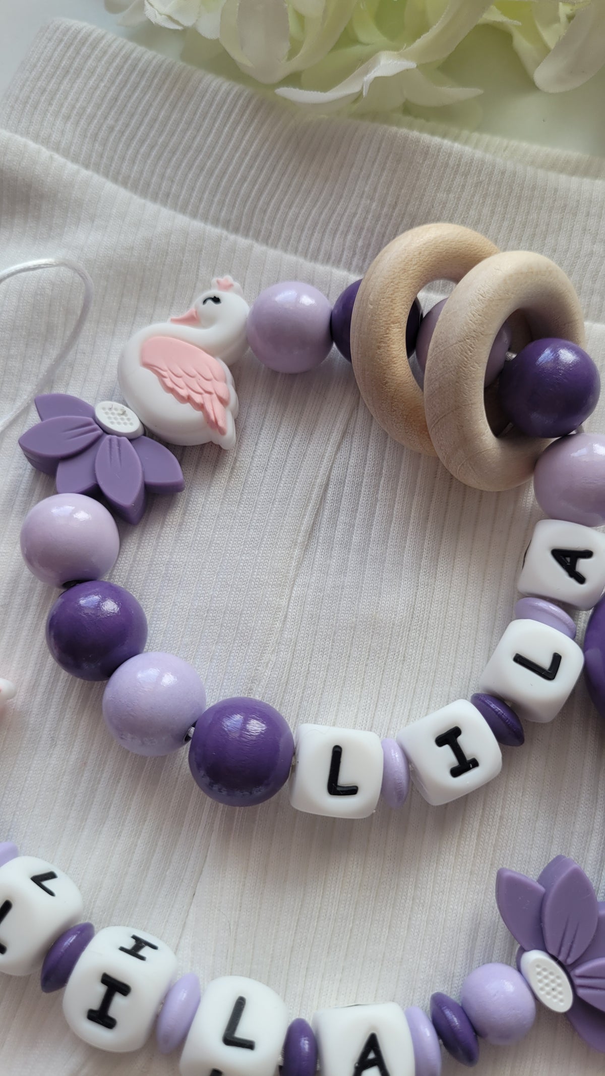 3er Set Schnullerkette, Kinderwagenkette & Greifring Schwan flieder lila