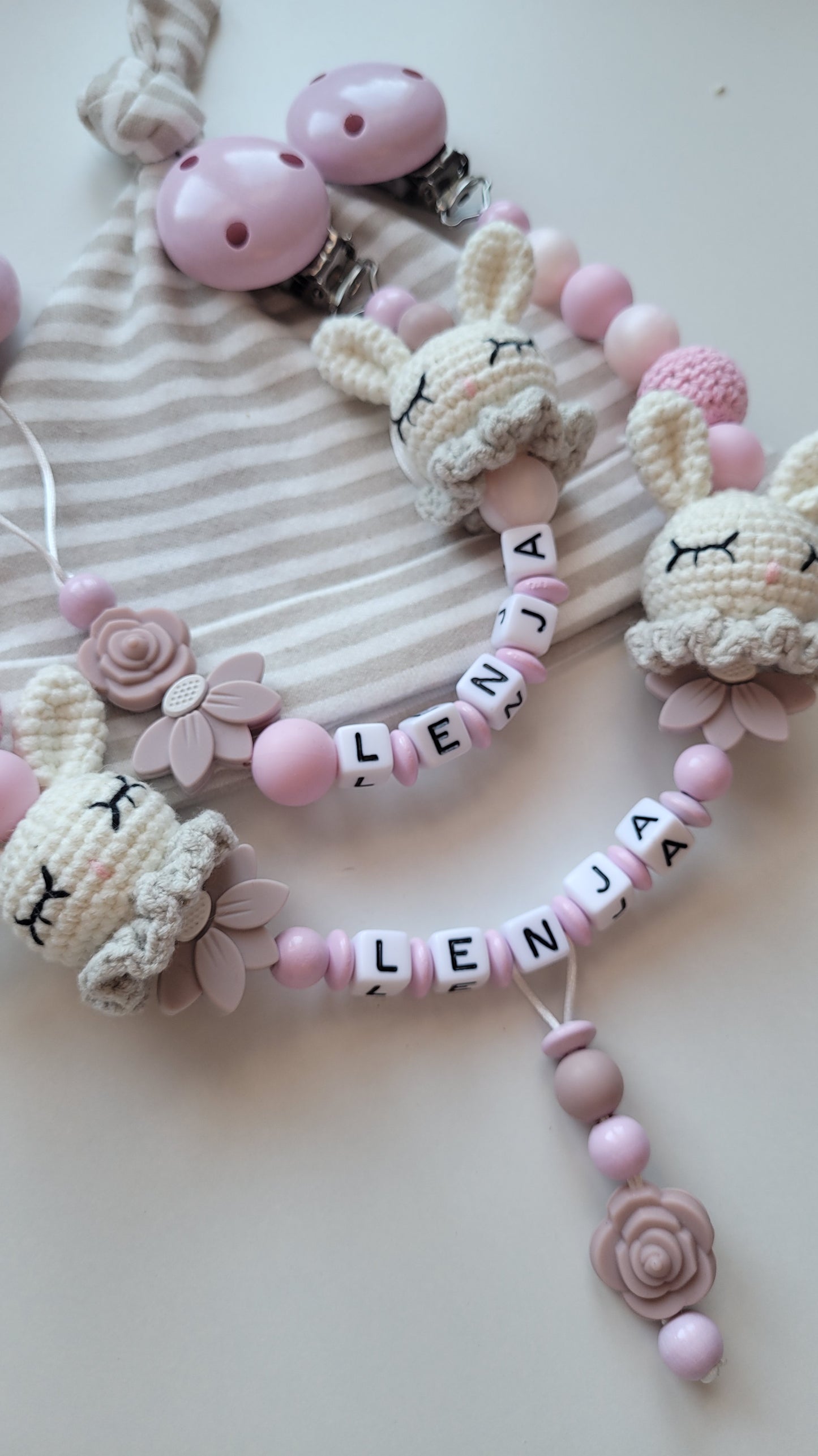 Kinderwagenkette & Schnullerkette mit Namen Hasen gehäkelt & Blumen rose