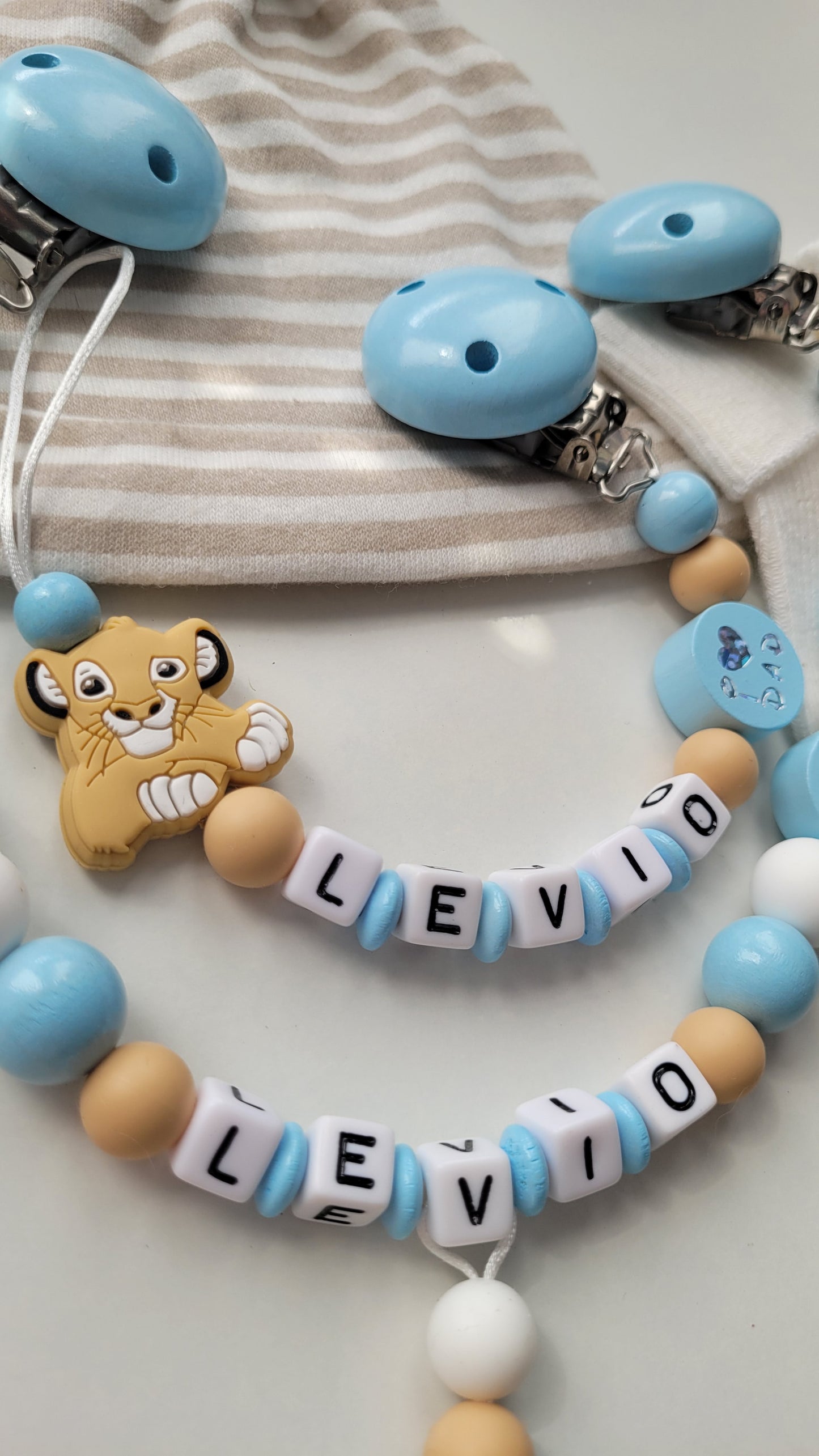 Kinderwagenkette & Schnullerkette mit Namen Löwen i love Mom und Dad blau beige weiss