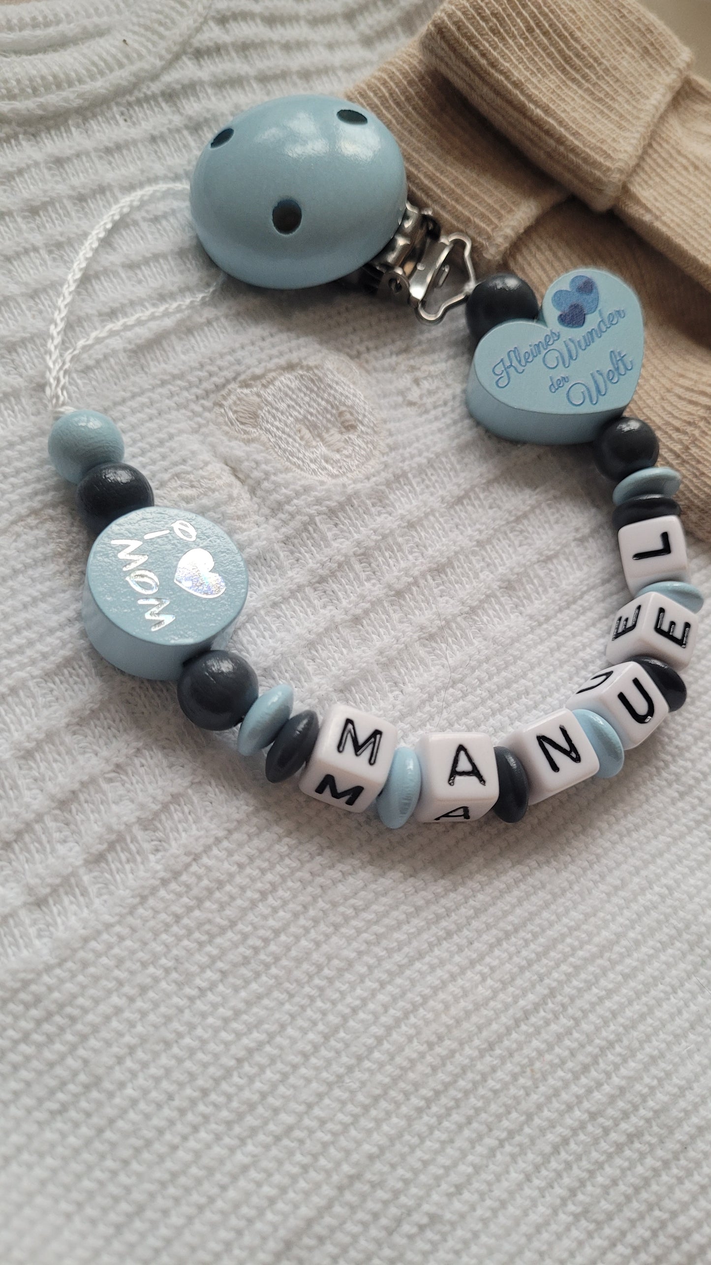 Schnullerkette für Jungen mit Namen i Love Mom & Dad / Kleines Wunder der Welt