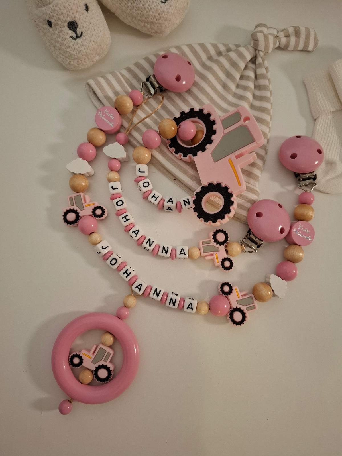 3er-Set Schnullerkette Kinderwagenkette & Greifring mit Namen Traktor rosa holz