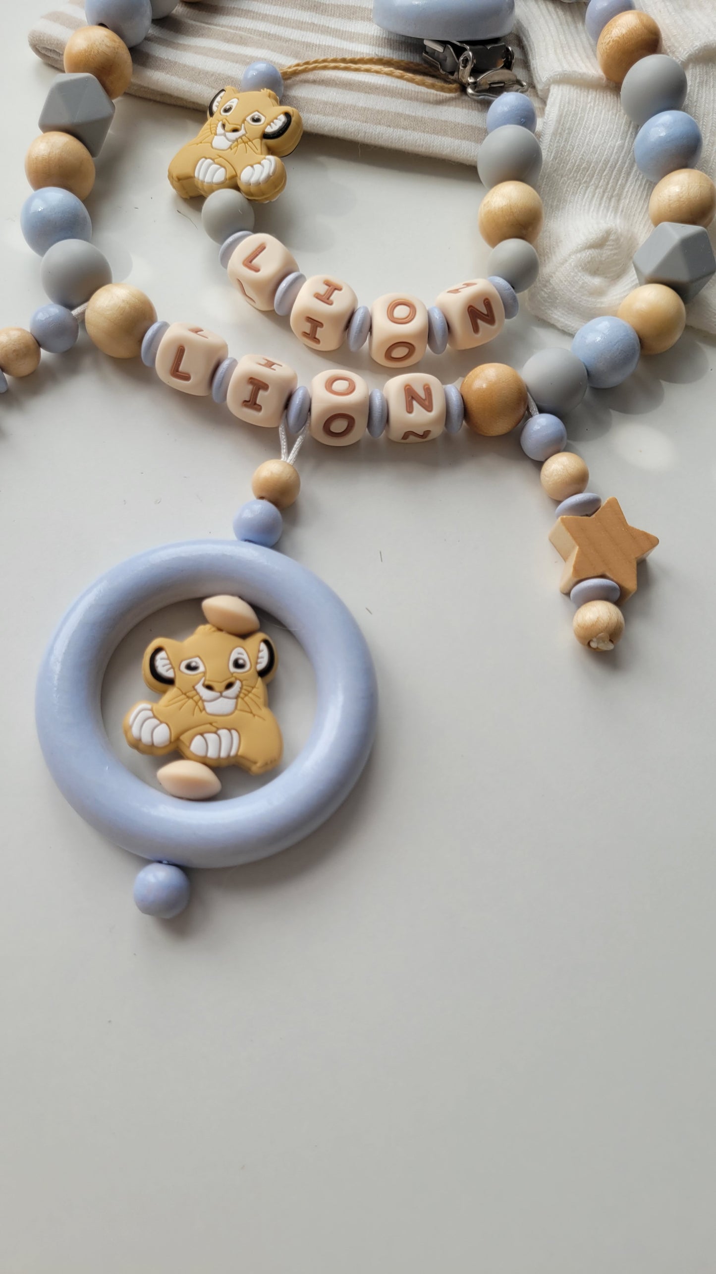 Kinderwagenkette & Schnullerkette mit Namen Löwen & Sterne blau beige