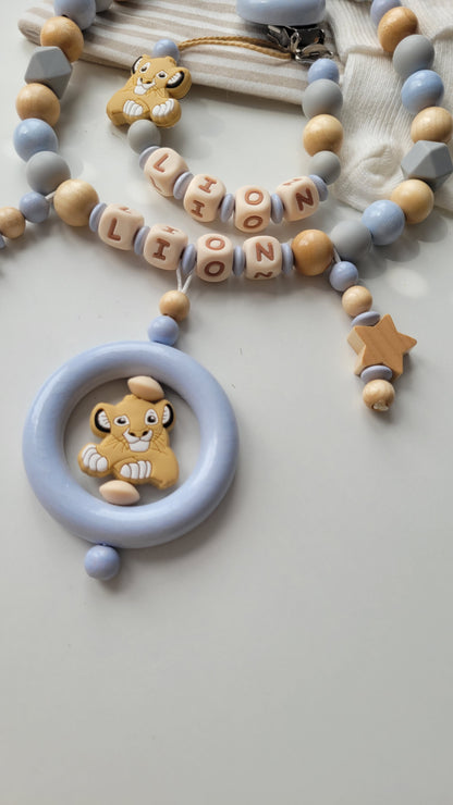 Kinderwagenkette & Schnullerkette mit Namen Löwen & Sterne blau beige