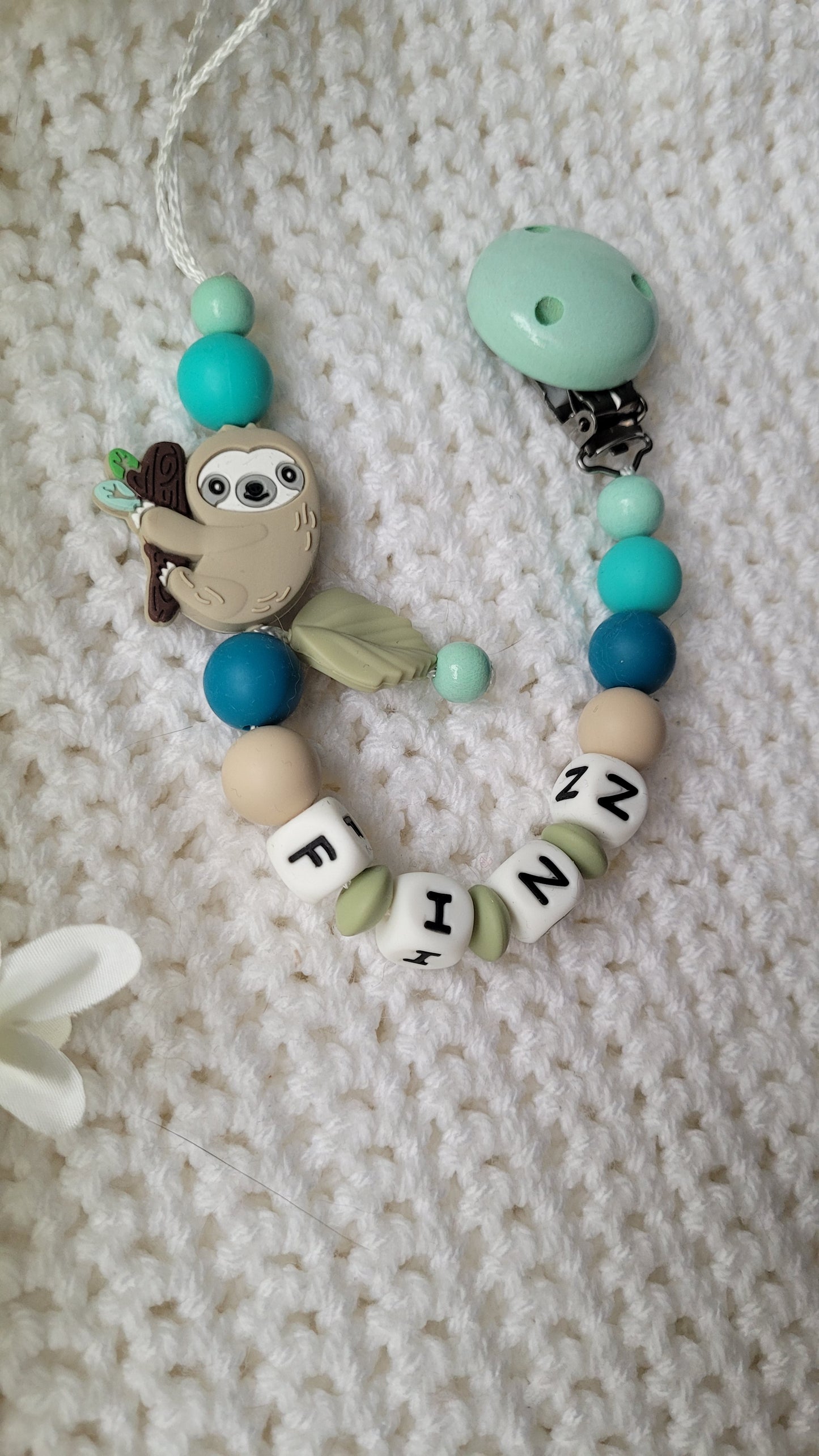 Schnullerkette für Jungen mit Namen Faultier türkis