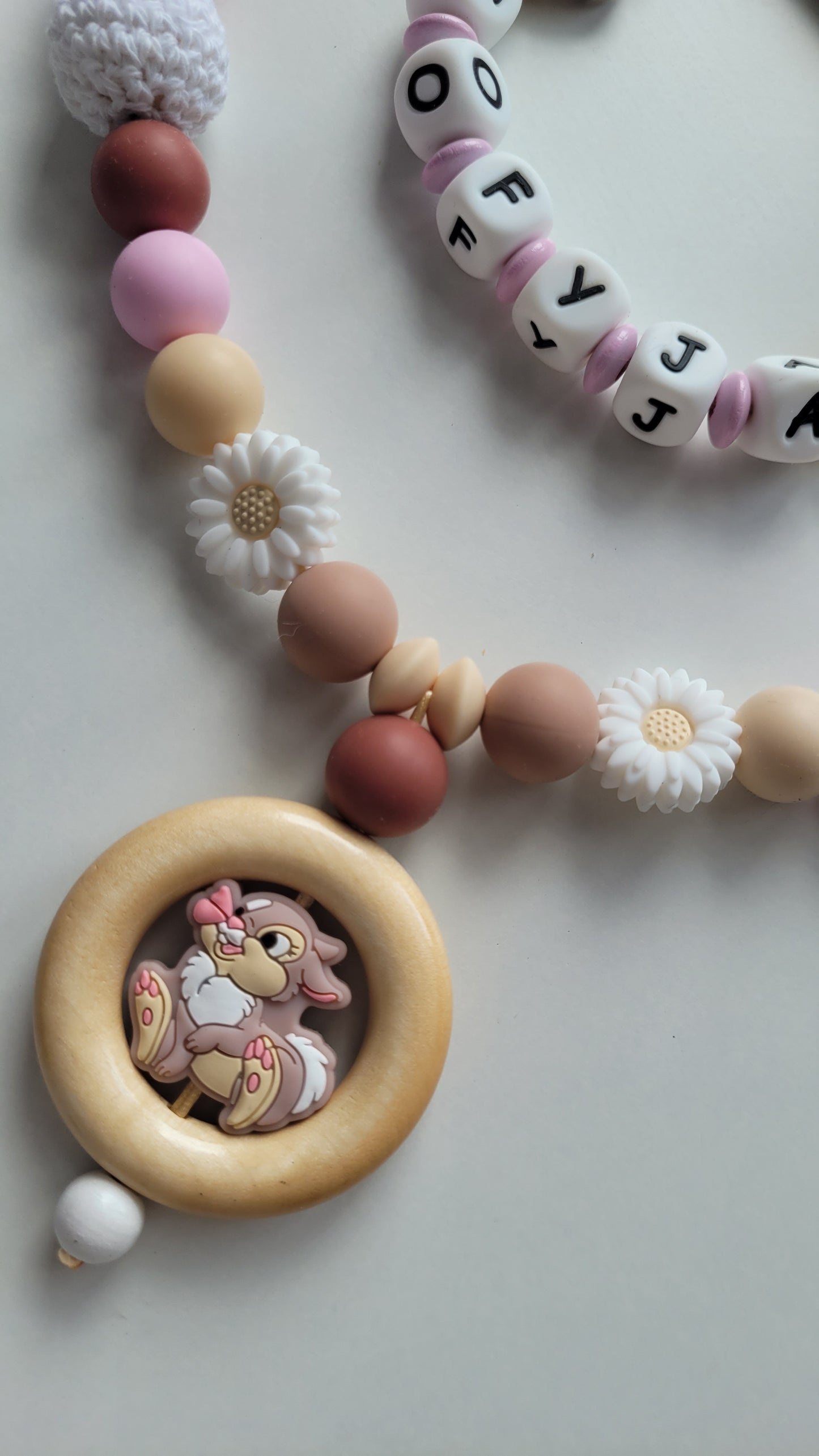 Kinderwagenkette & Schnullerkette mit Namen Schmetterling & Hase  beige braun rosa