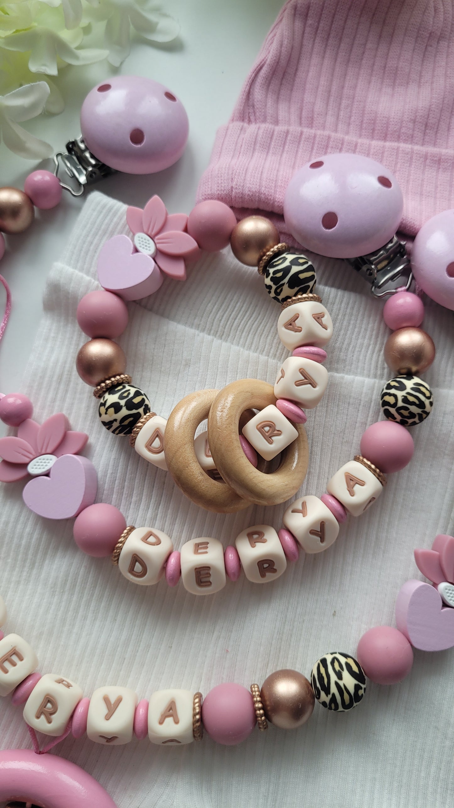 3er Set Kinderwagenkette, Schnullerkette & Greifring mit Namen – Herz