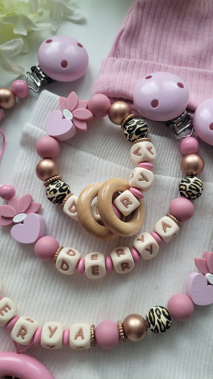 3er Set Kinderwagenkette, Schnullerkette & Greifring mit Namen – Herz