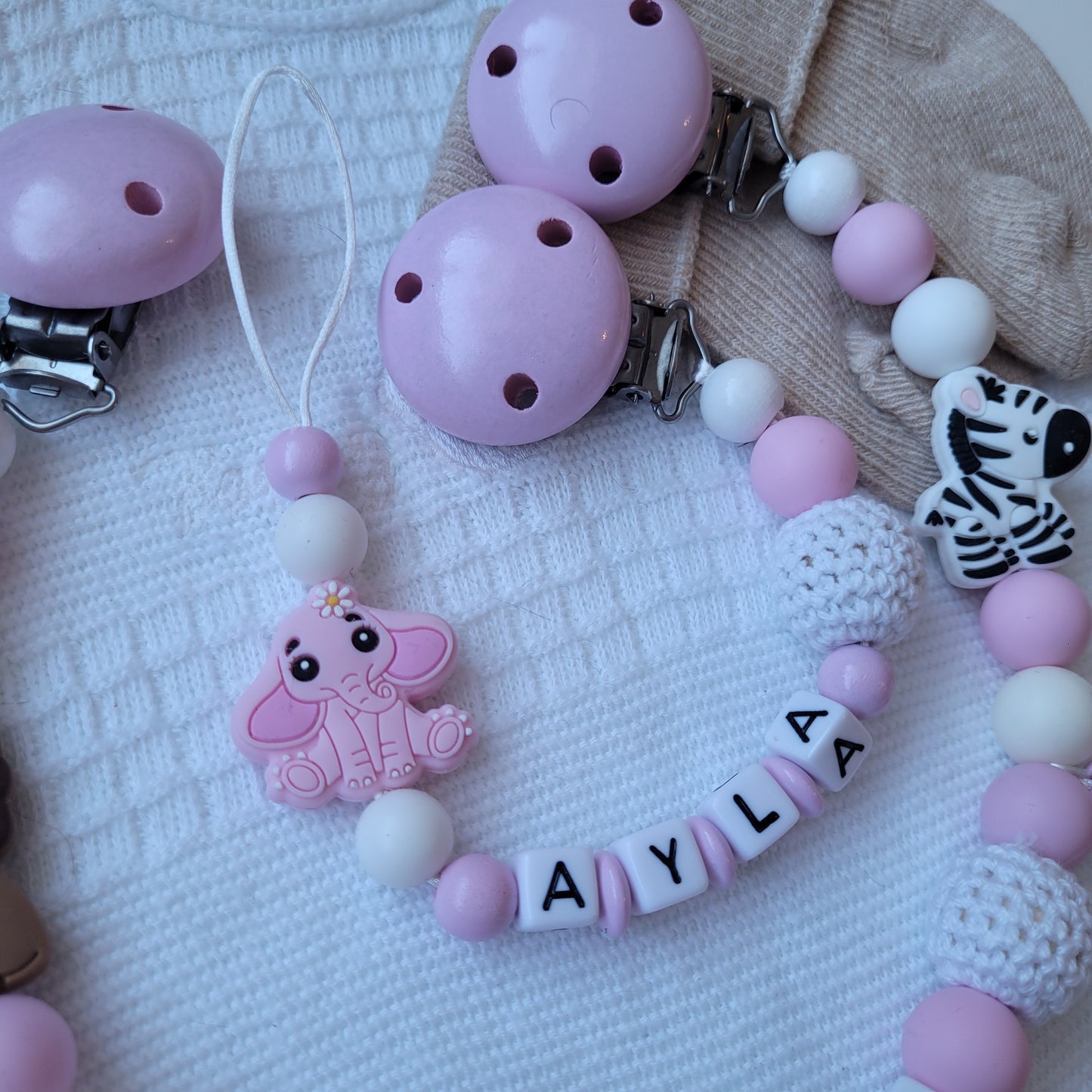 Kinderwagenkette & Schnullerkette mit Namen Kleine Safari rosa weiss
