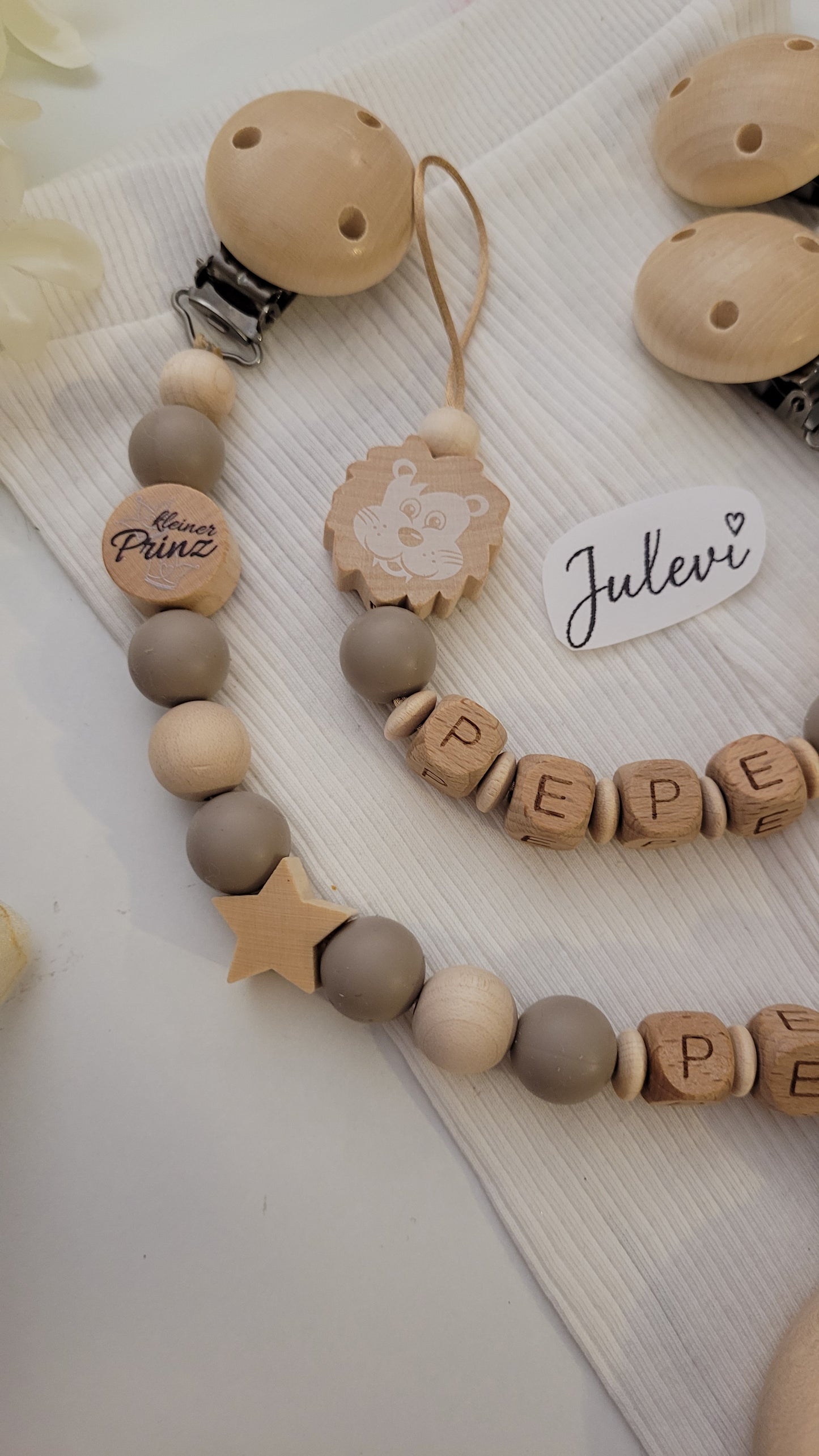 Kinderwagenkette & Schnullerkette mit Namen Löwe holz