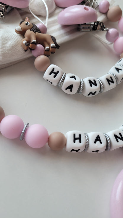 Kinderwagenkette & Schnullerkette mit Namen Pferd & i love Mom und Dad rosa weiss