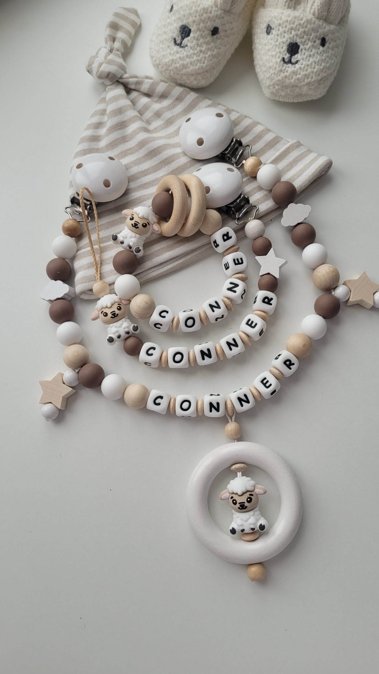 Schnullerkette Kinderwagenkette & Beissring mit Namen Schäfchen Sterne & Wolken beige braun weiß