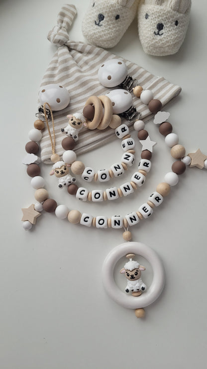 Schnullerkette Kinderwagenkette & Beissring mit Namen Schäfchen Sterne & Wolken beige braun weiß
