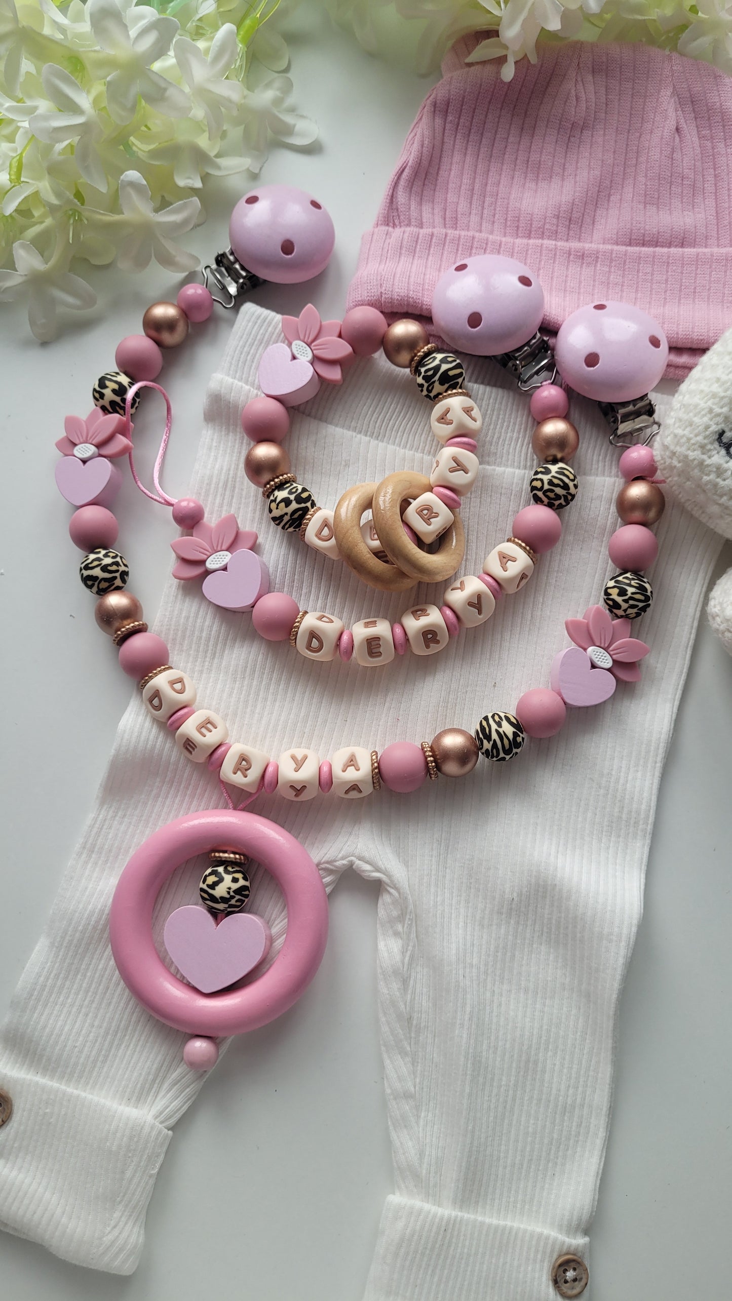 3er Set Kinderwagenkette, Schnullerkette & Greifring mit Namen – Herz