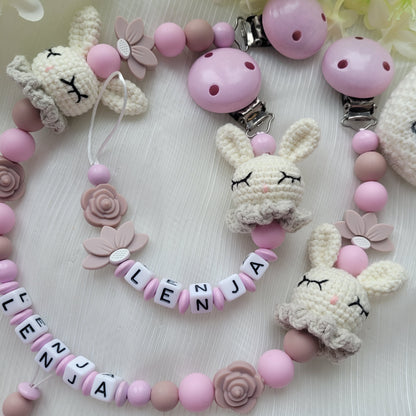 Kinderwagenkette & Schnullerkette mit Namen Hasen gehäkelt & Blumen rose