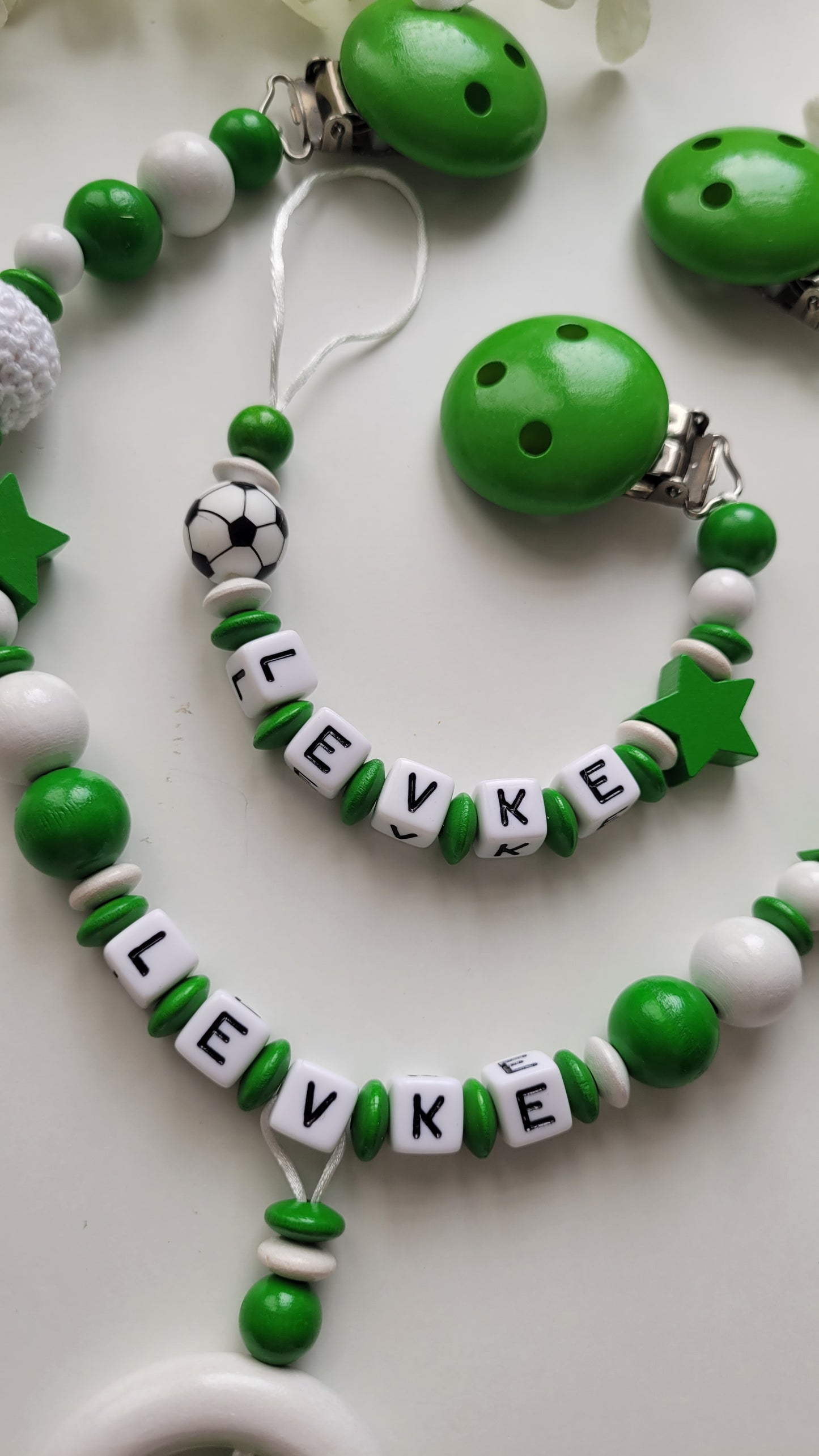 Kinderwagenkette & Schnullerkette Fussball grün weiss