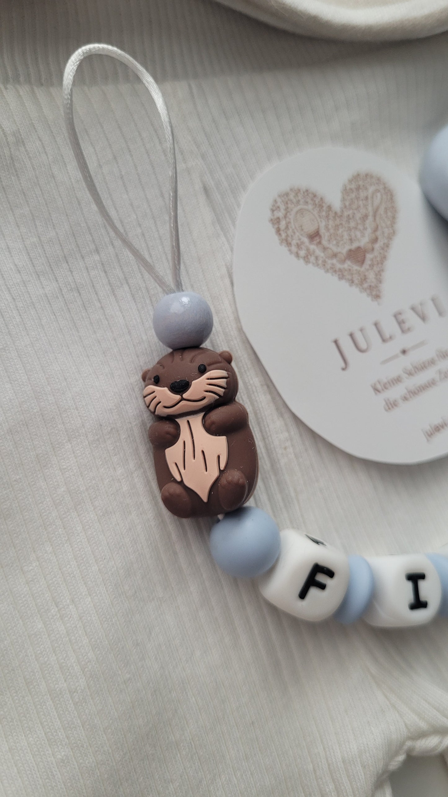 Schnullerkette mit Namen für Jungen Otter hellblau Häkelperle
