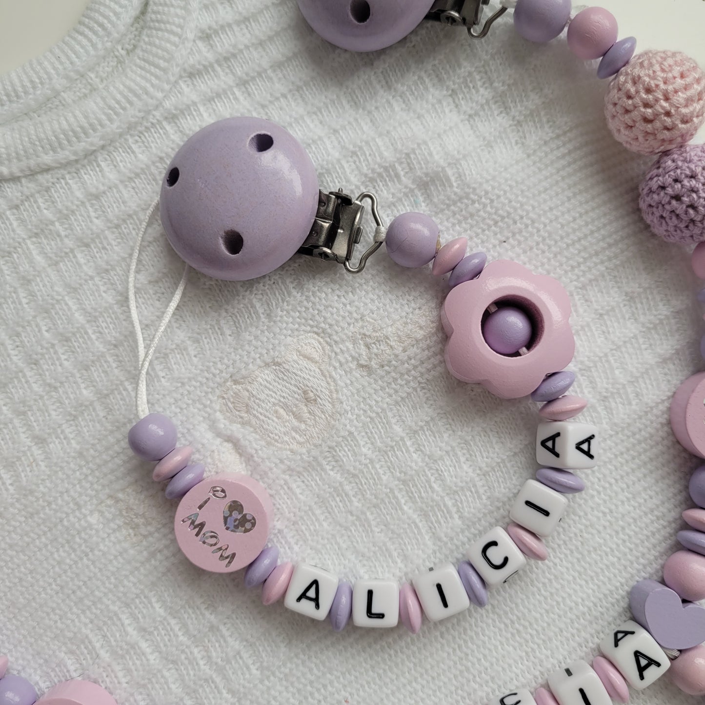 Kinderwagenkette & Schnullerkette mit Namen für Mädchen  Maus flieder rosa i love Mom und I love Dad Wendemotiv