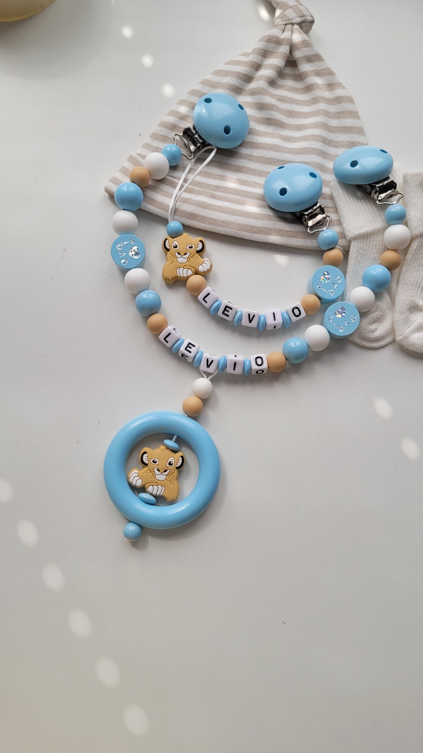 Kinderwagenkette & Schnullerkette mit Namen Löwen i love Mom und Dad blau beige weiss