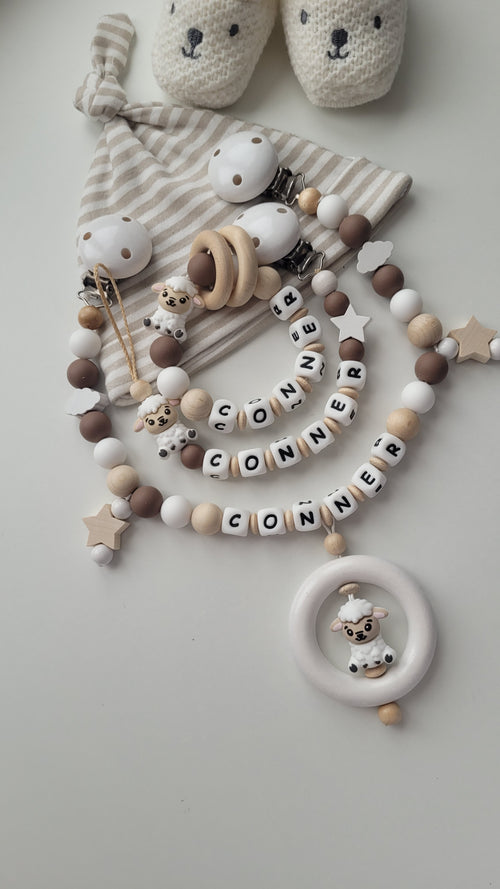 Schnullerkette Kinderwagenkette & Beissring mit Namen Schäfchen Sterne & Wolken beige braun weiß