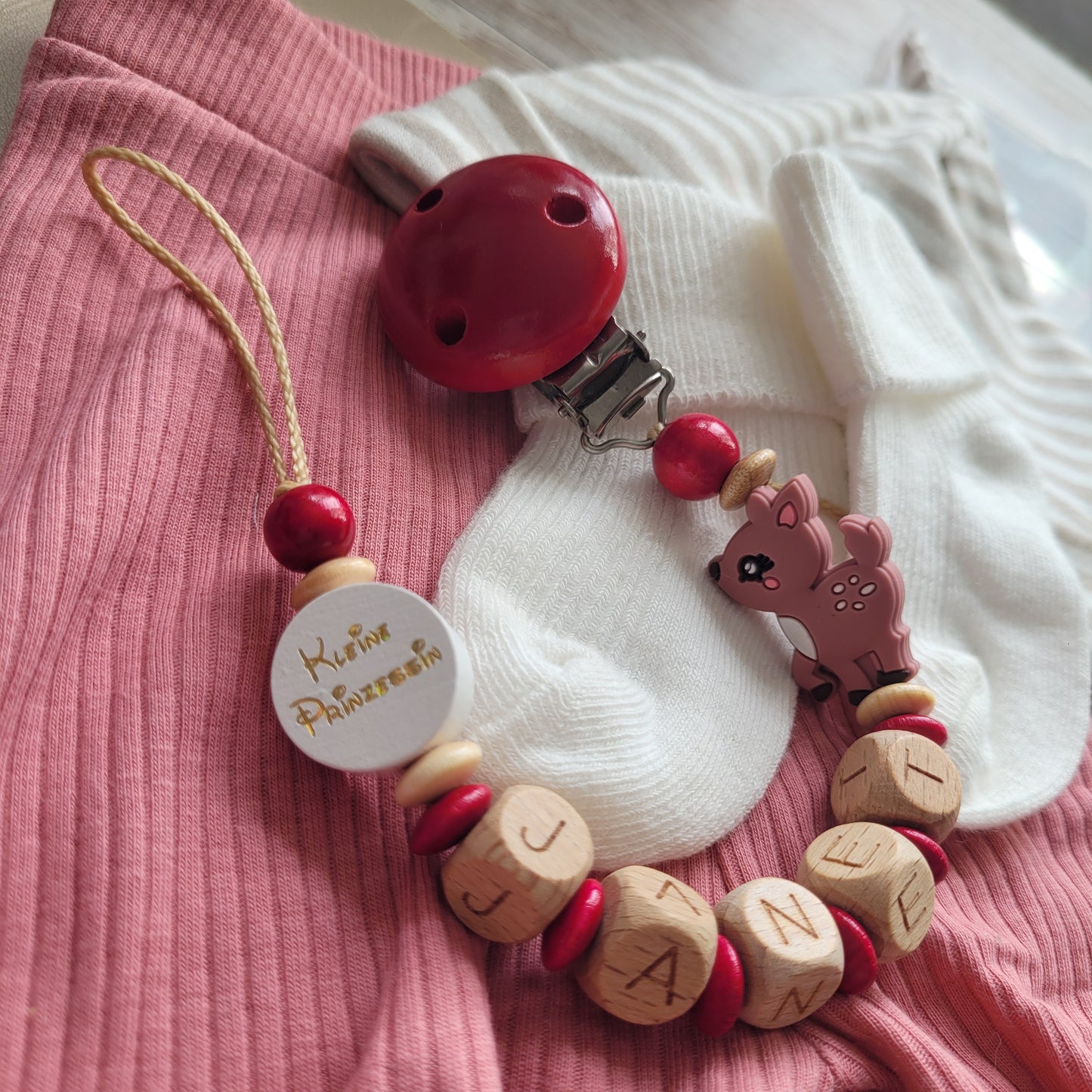 Schnullerkette mit Namen für Mädchen Reh & Kleine Prinzessin weinrot holz