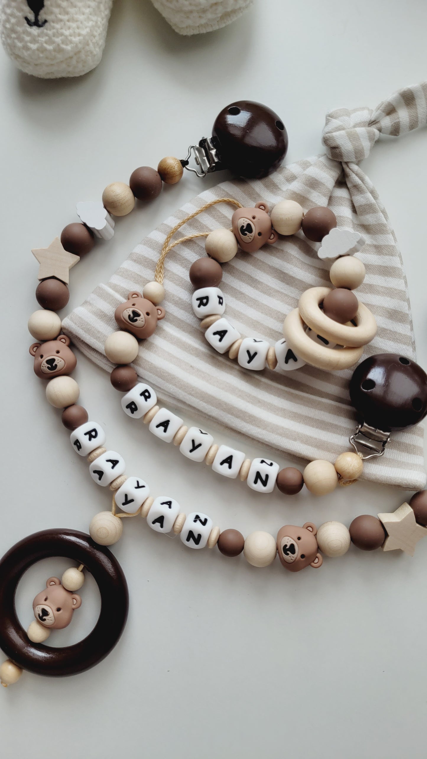 Schnullerkette Kinderwagenkette & Beissring mit Namen Teddybär Sterne & Wolken beige braun