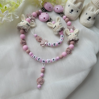 Kinderwagenkette & Schnullerkette mit Namen Hasen gehäkelt & Blumen rose