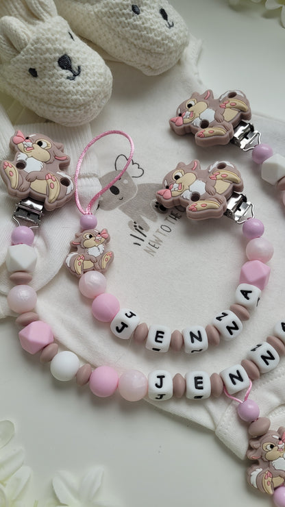 Kinderwagenkette & Schnullerkette mit Namen Hasen zart rose