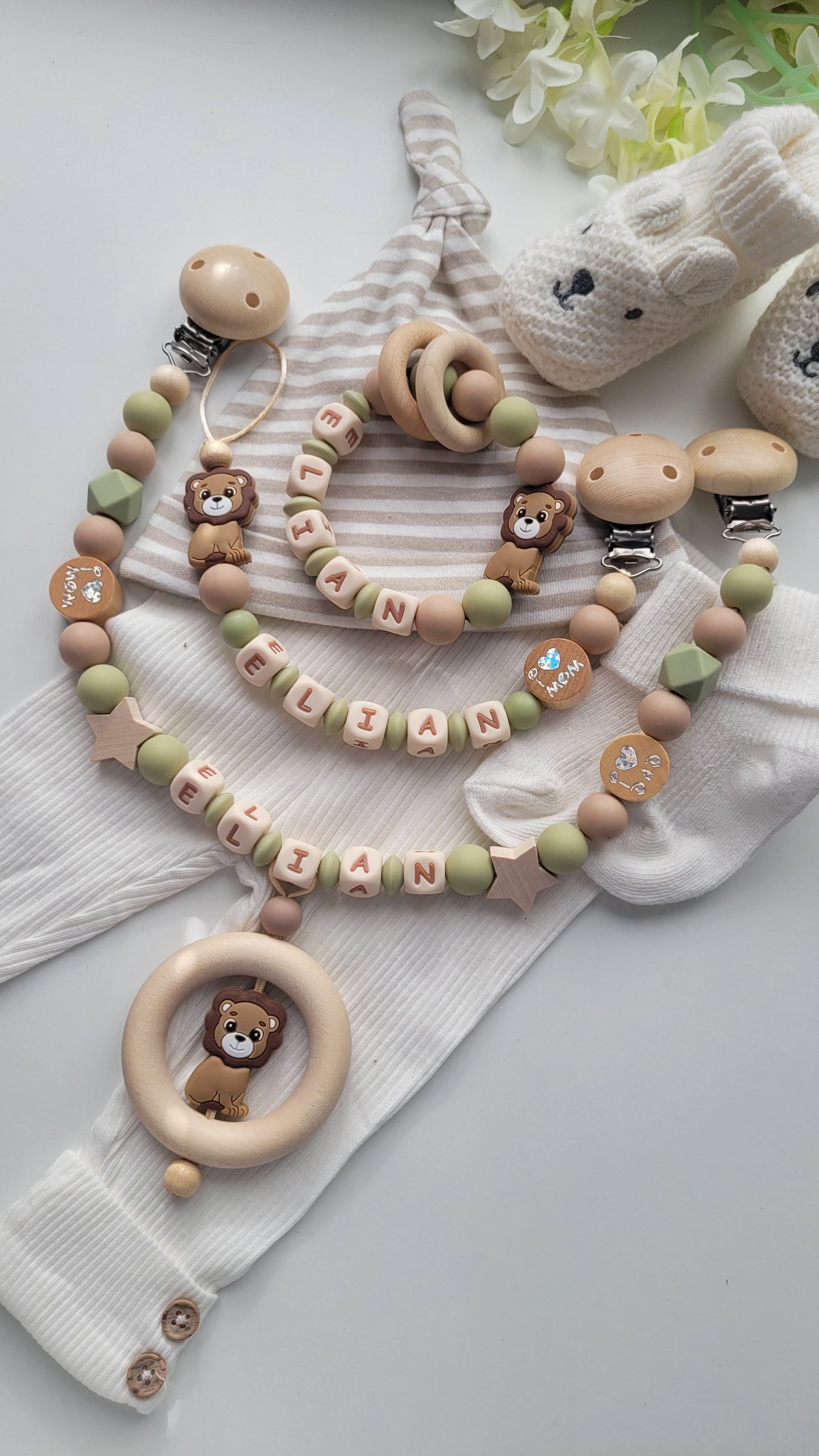 3er Set Schnullerkette Kinderwagenkette & Greifring mit Namen Löwe & i love Mom und Dad salbei beige