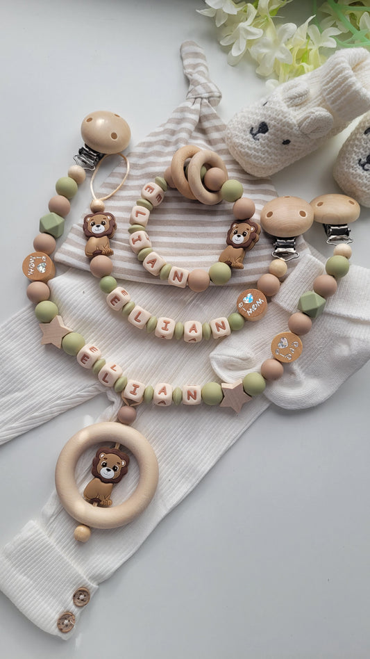 3er Set Schnullerkette Kinderwagenkette & Greifring mit Namen Löwe & i love Mom und Dad salbei beige